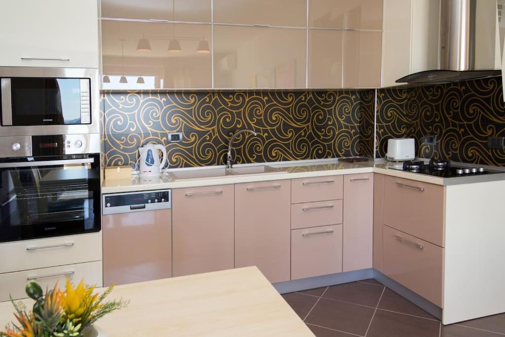 Exclusive Apartment Тирана Экстерьер фото